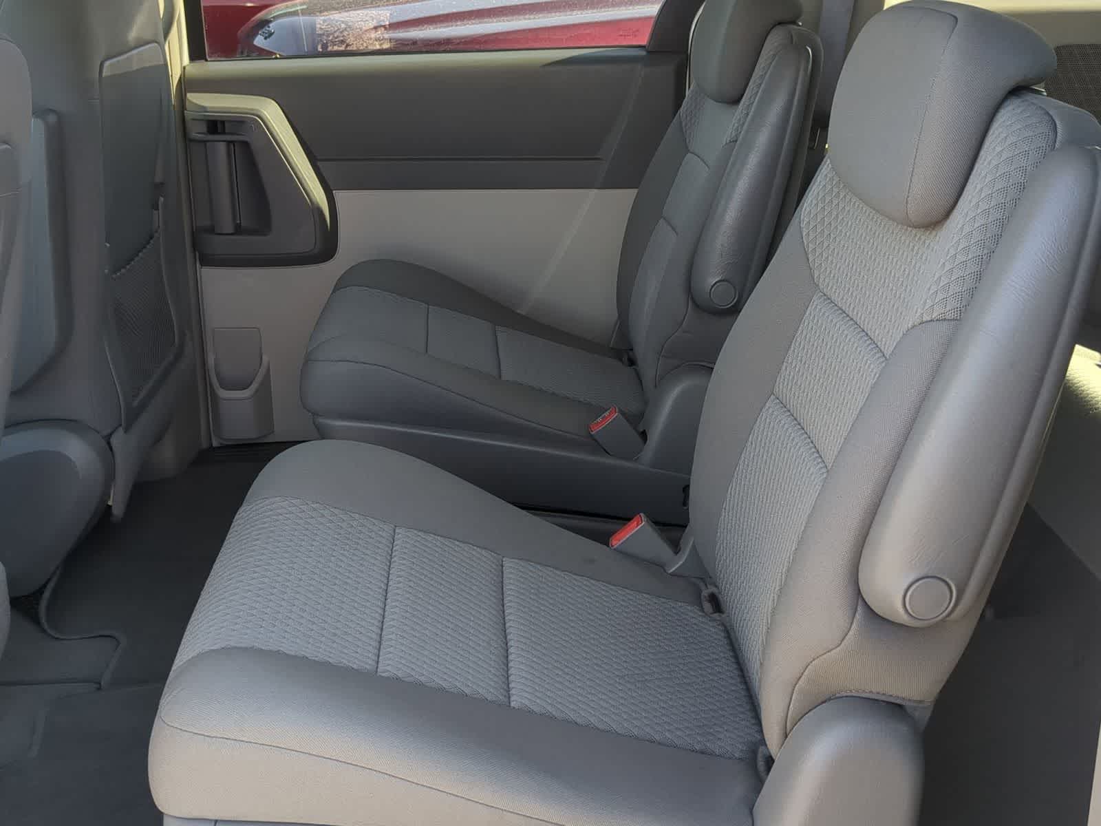 Thumbnail: 2010 Chrysler Town & Country - 19