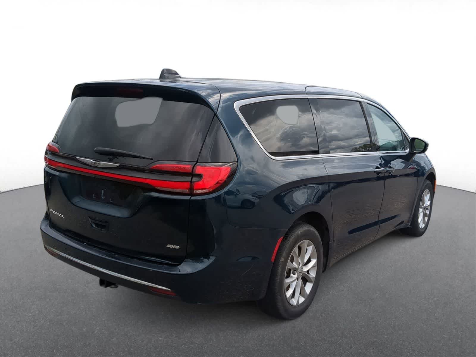 Thumbnail: 2023 Chrysler Pacifica - 8