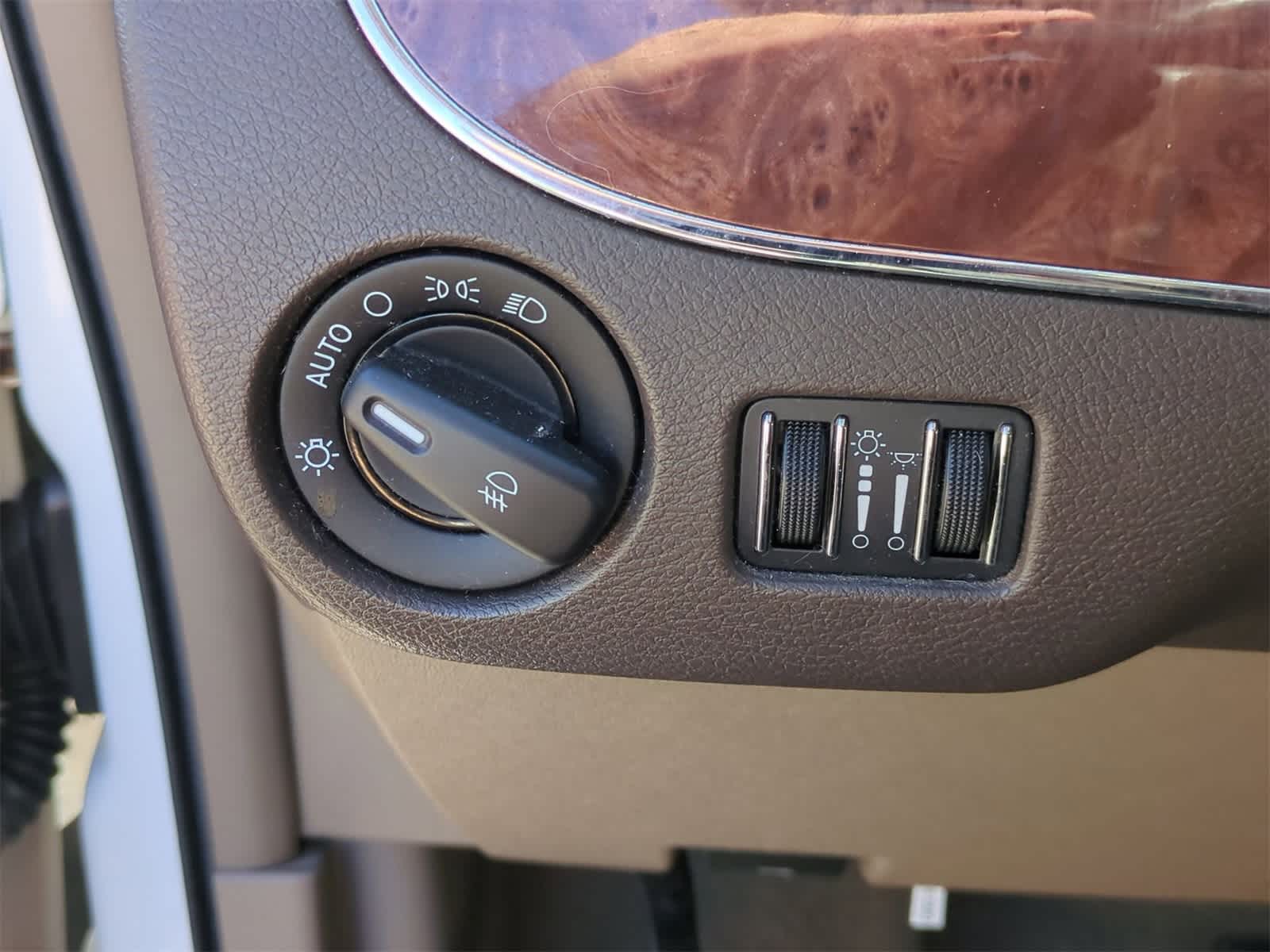 Thumbnail: 2011 Chrysler Town & Country - 27