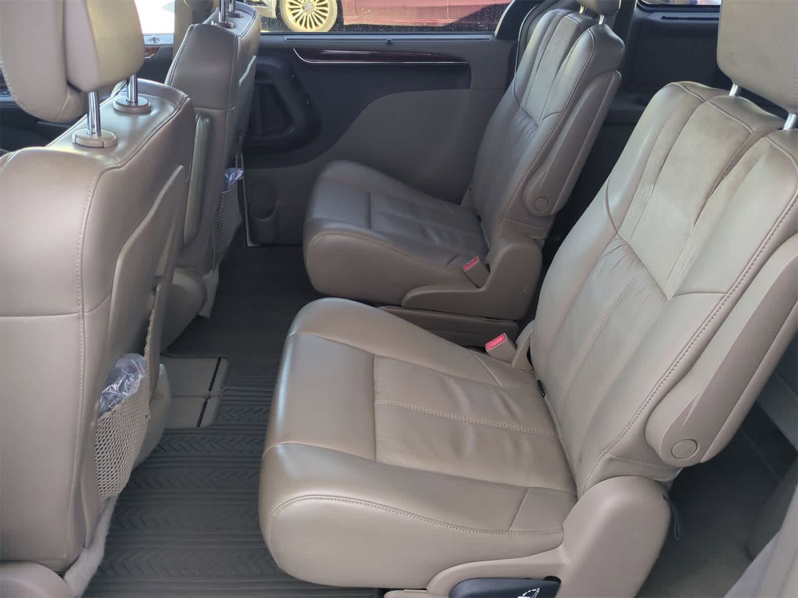 Thumbnail: 2011 Chrysler Town & Country - 19