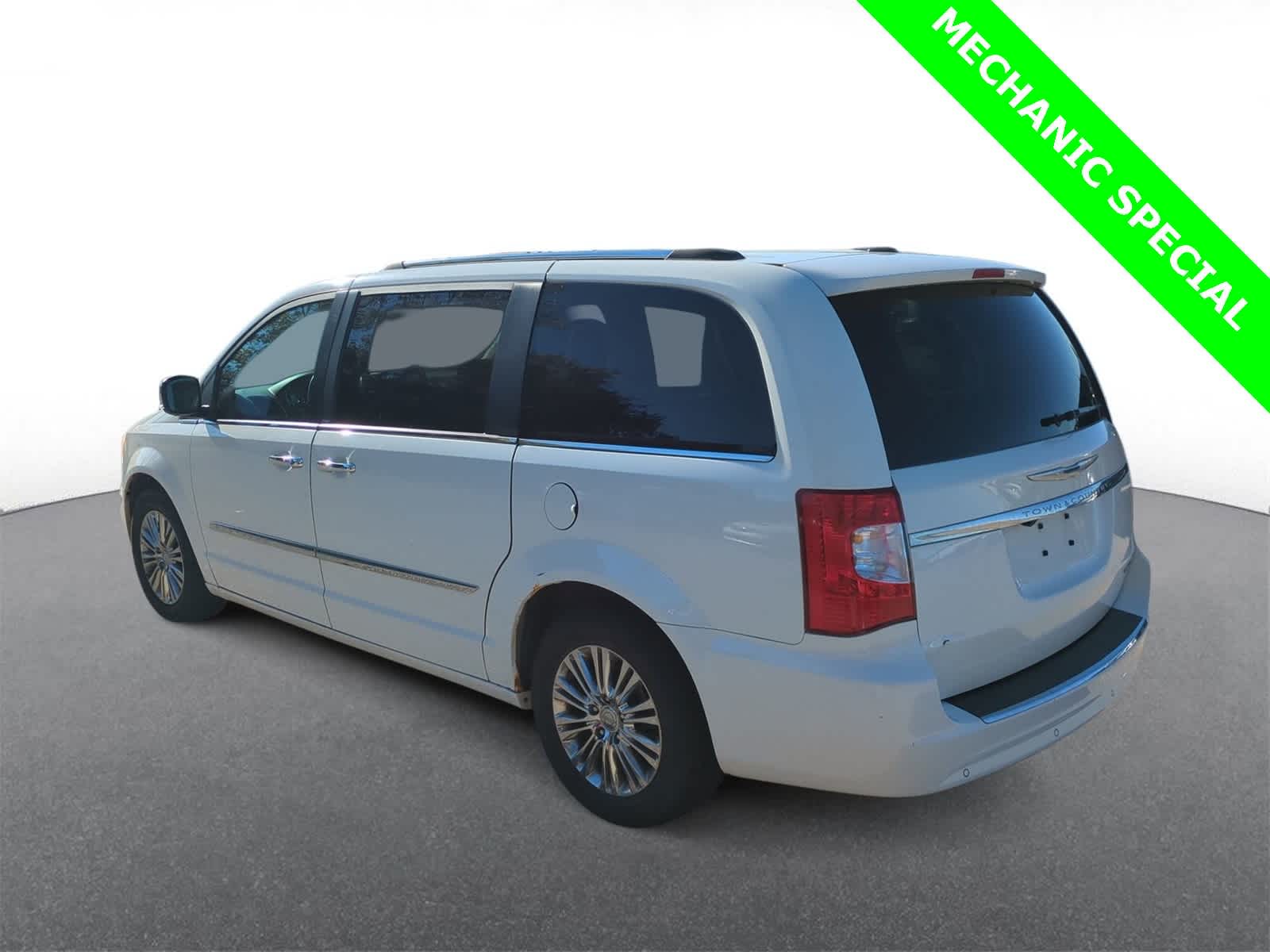 Thumbnail: 2011 Chrysler Town & Country - 6