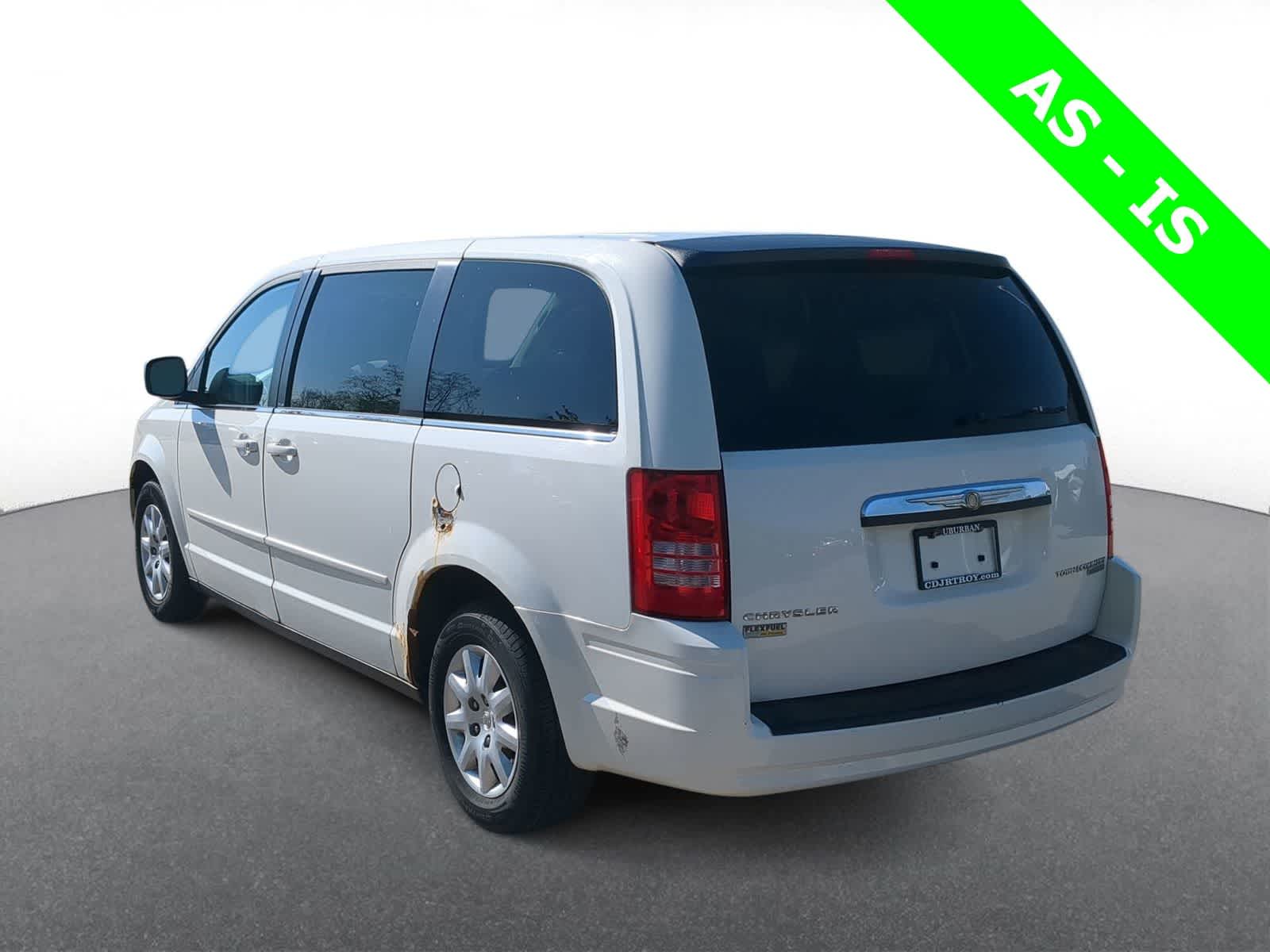 Thumbnail: 2010 Chrysler Town & Country - 6