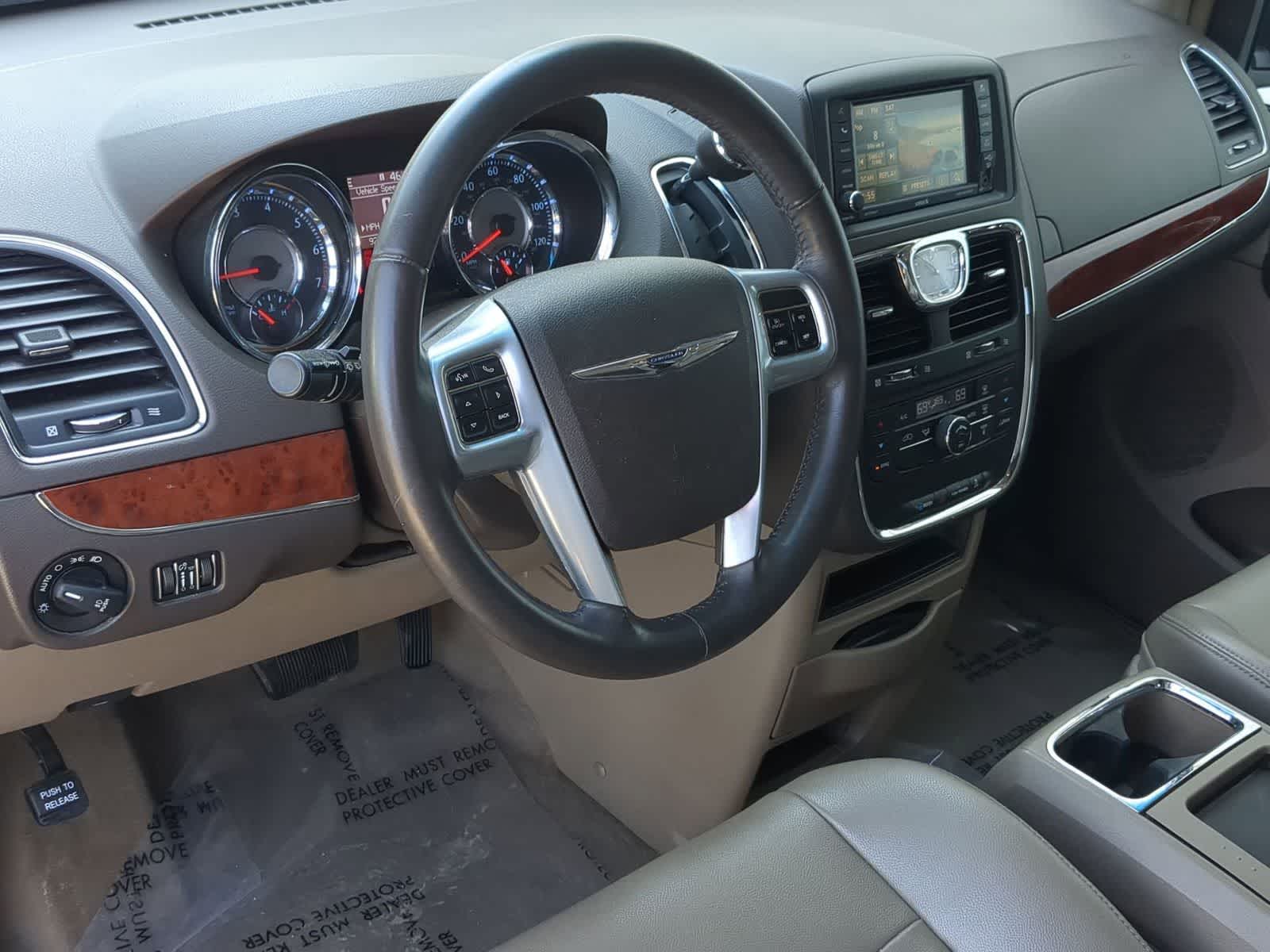 Thumbnail: 2013 Chrysler Town & Country - 10