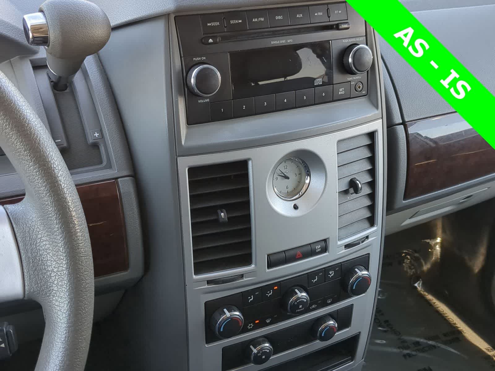 Thumbnail: 2010 Chrysler Town & Country - 24