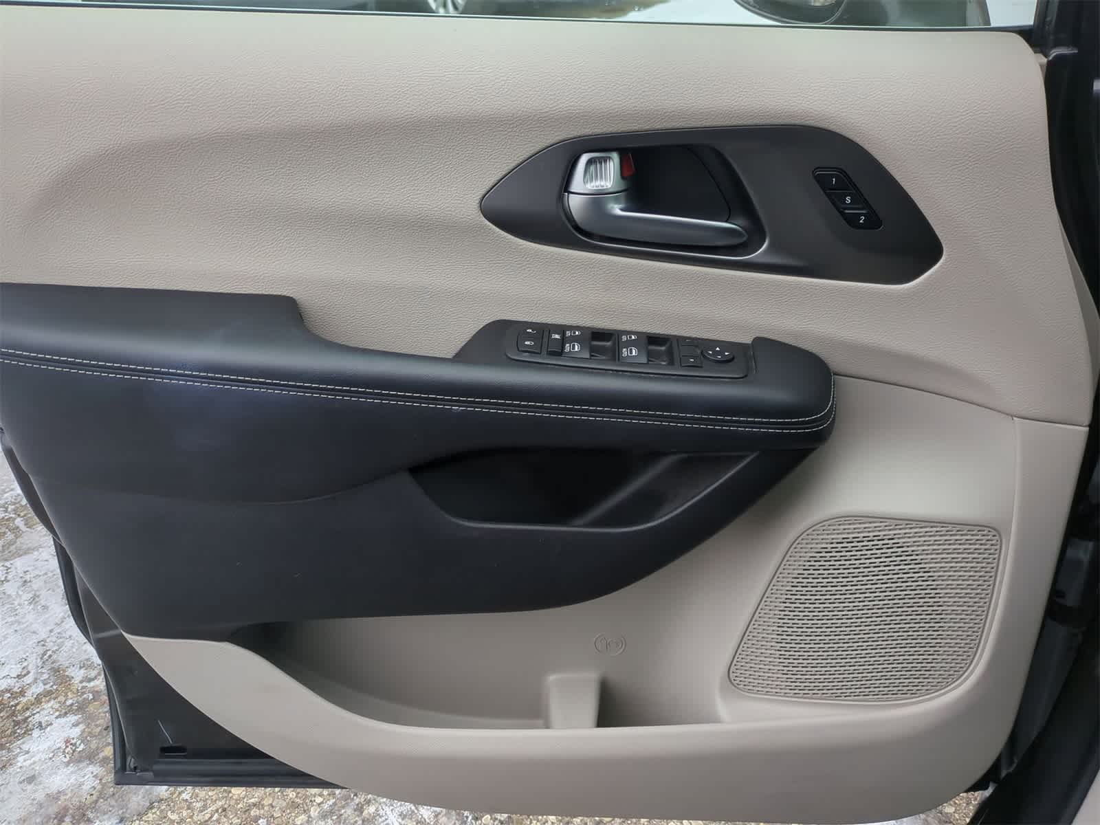 Thumbnail: 2022 Chrysler Pacifica - 30