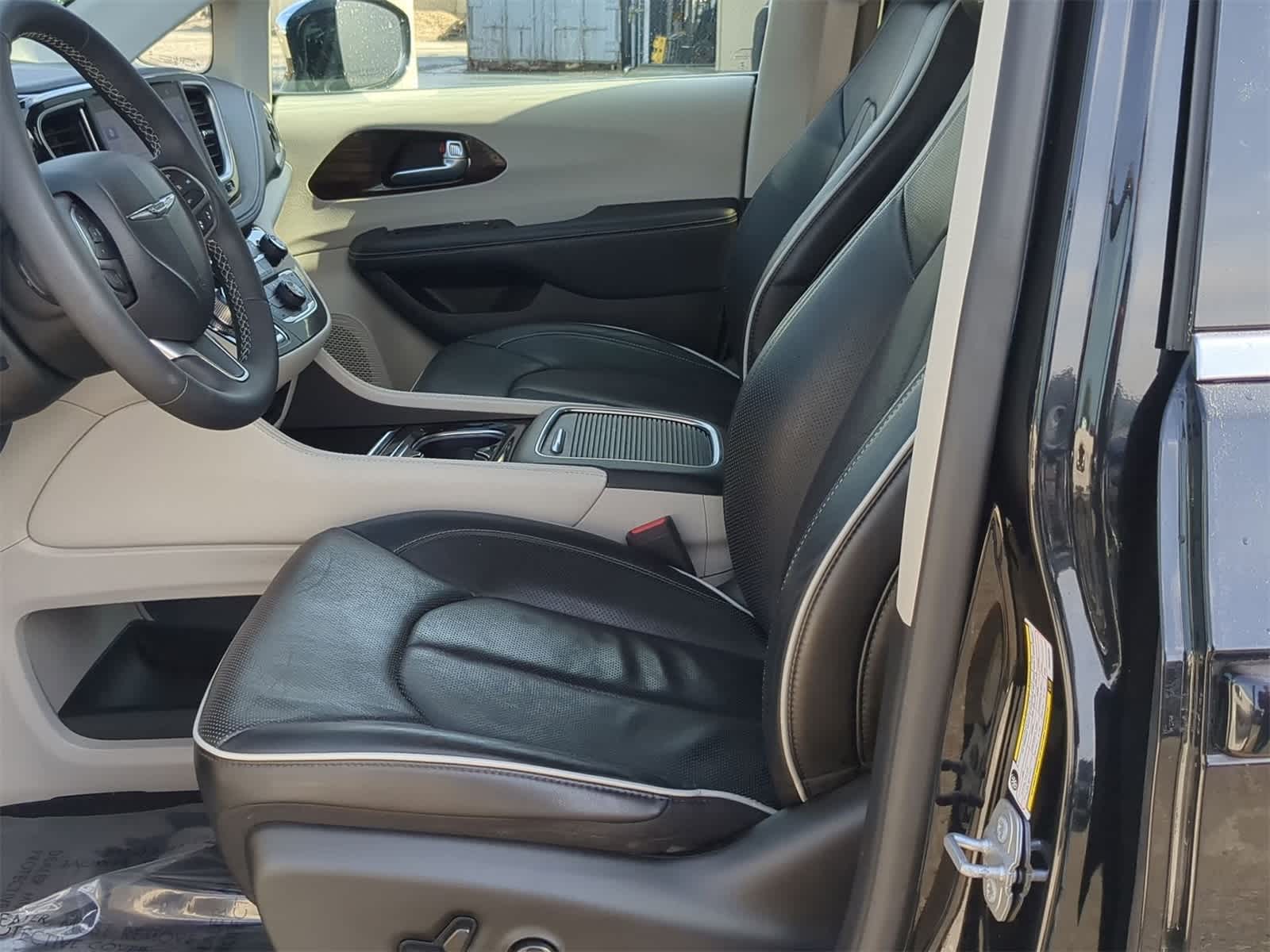 Thumbnail: 2023 Chrysler Pacifica - 23