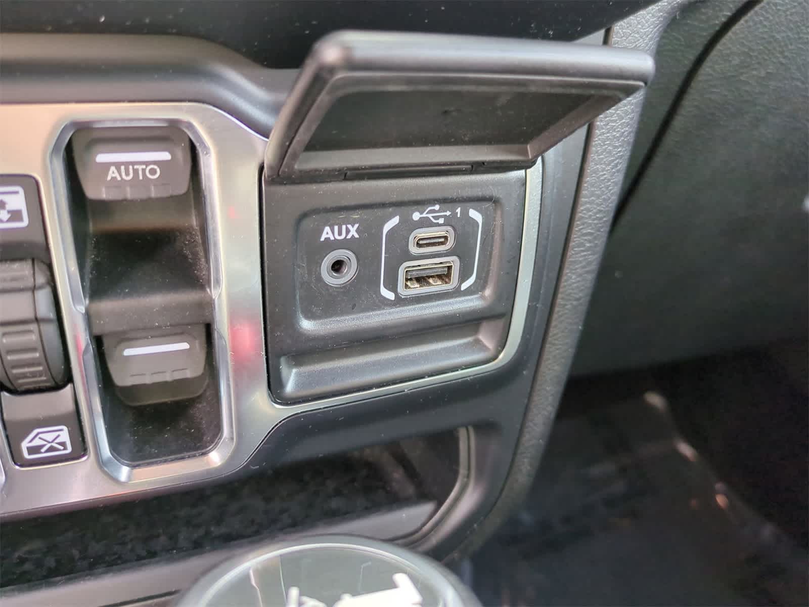 Thumbnail: 2019 Jeep Wrangler - 30