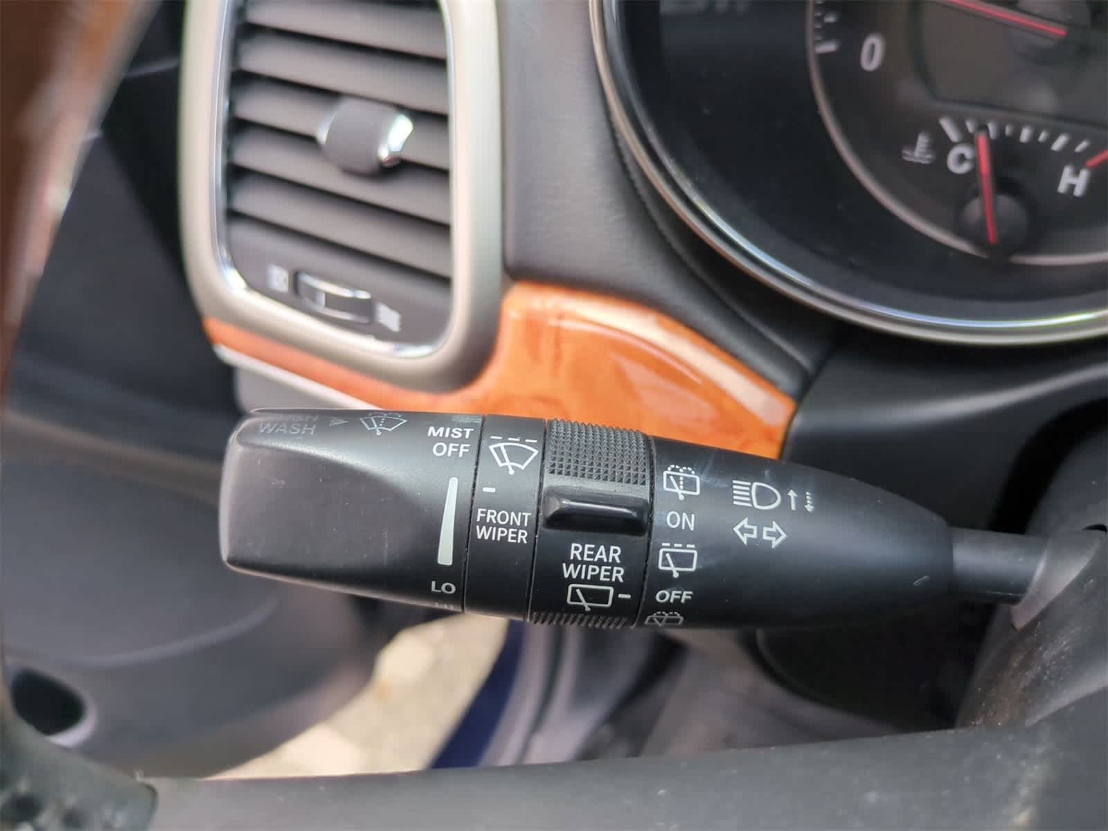 2012 Jeep Grand Cherokee Overland 24