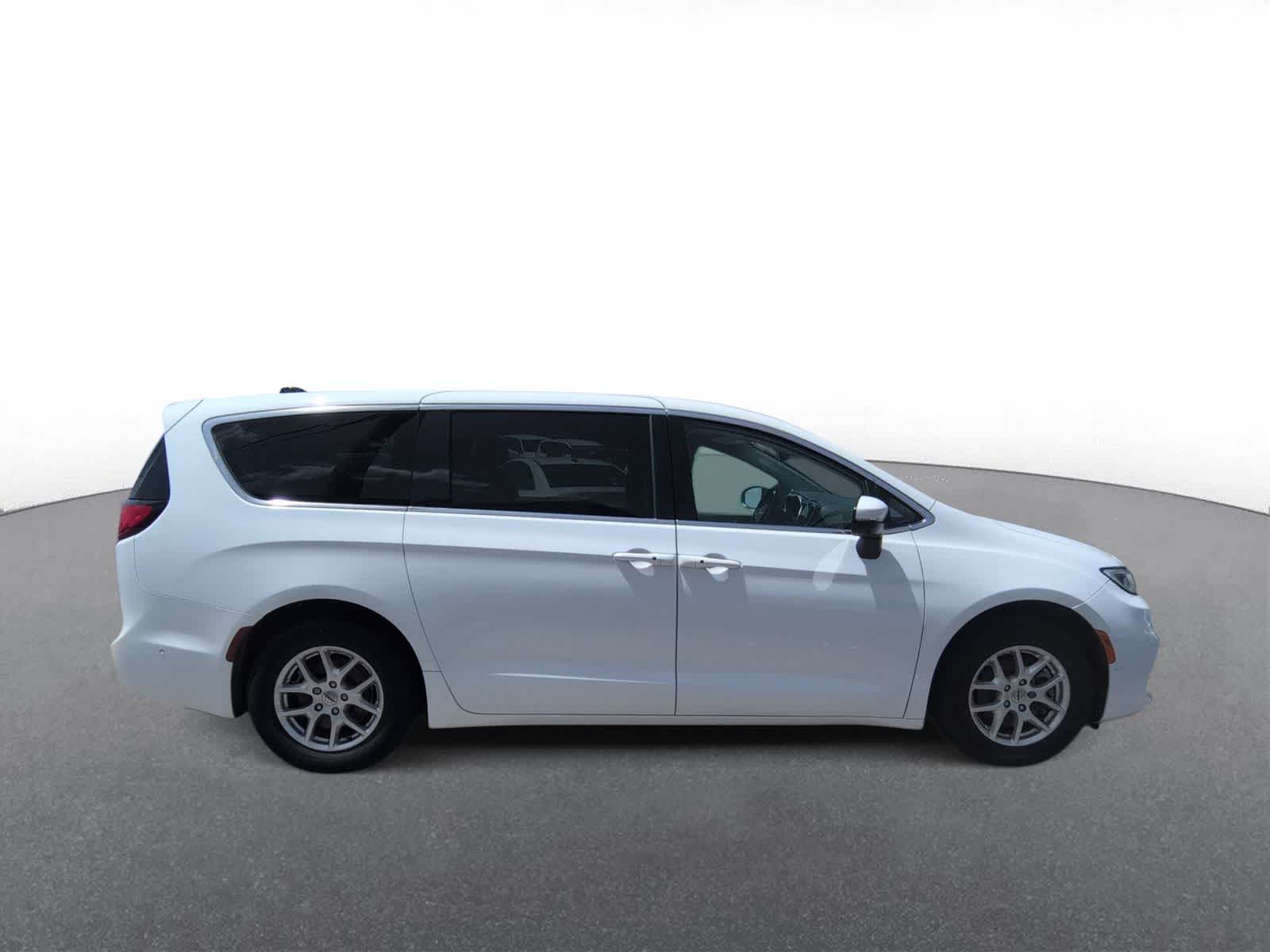 Thumbnail: 2023 Chrysler Pacifica - 9
