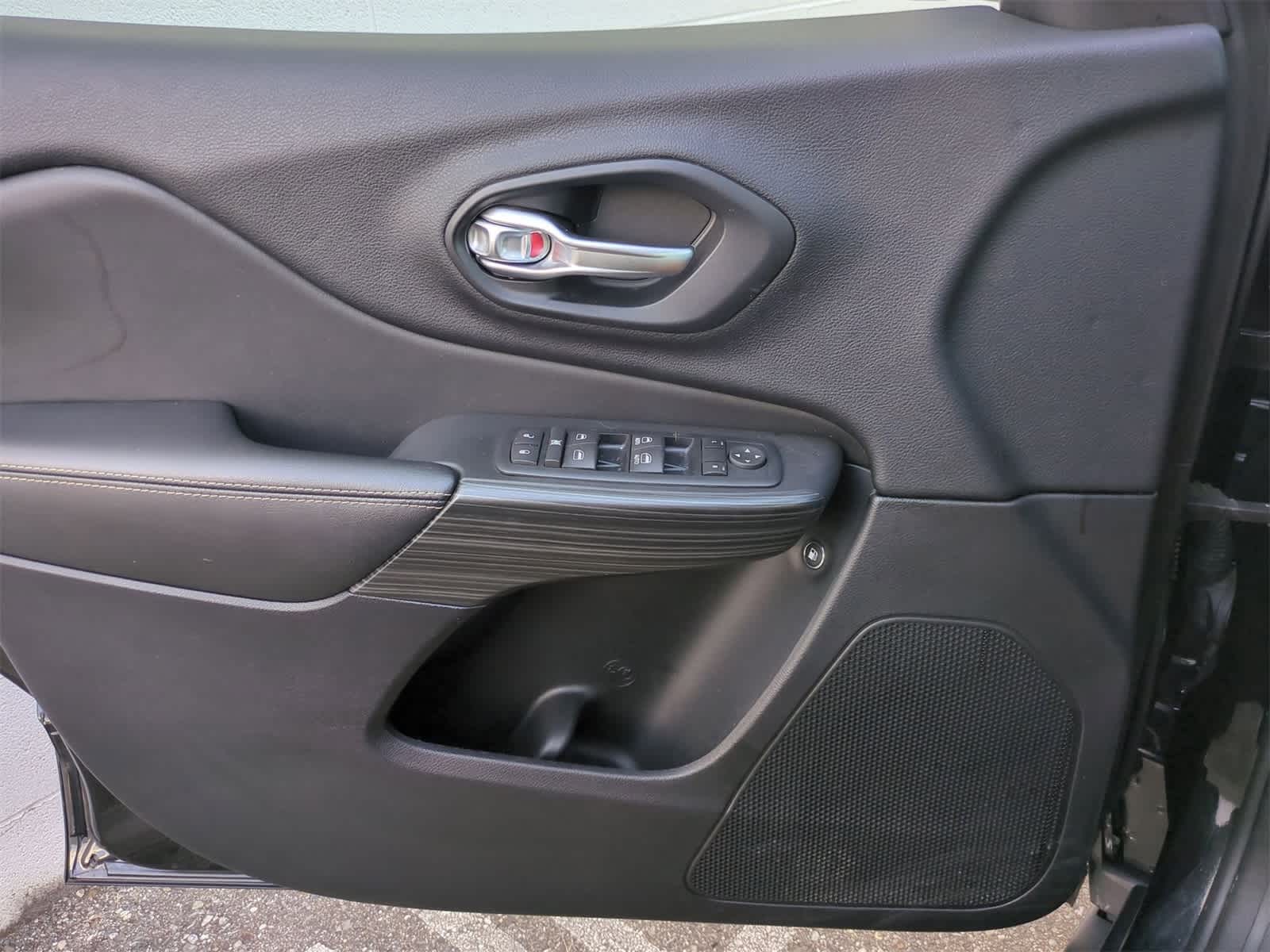 Thumbnail: 2016 Jeep Cherokee - 31