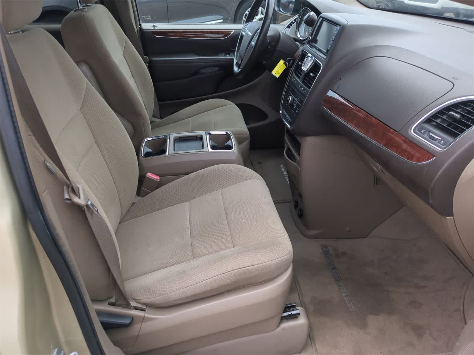 Thumbnail: 2011 Chrysler Town & Country - 18