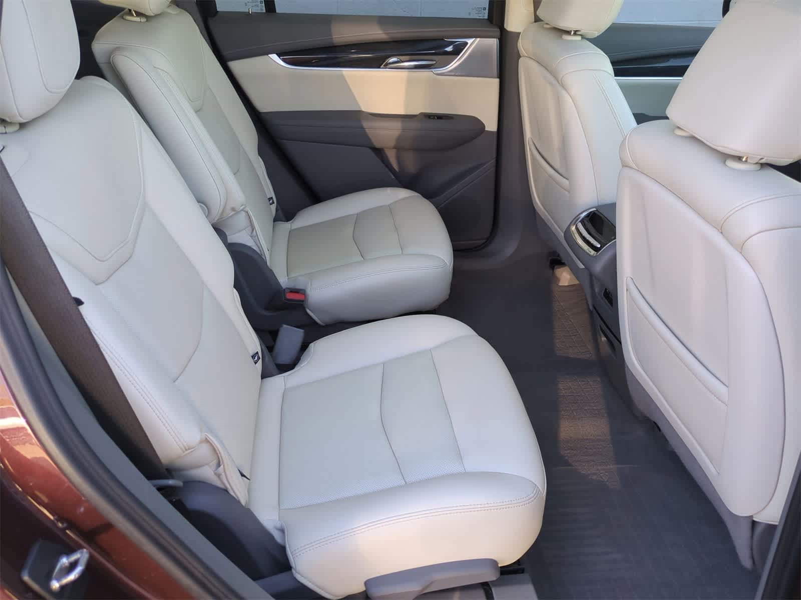 Thumbnail: 2022 Cadillac XT6 - 21