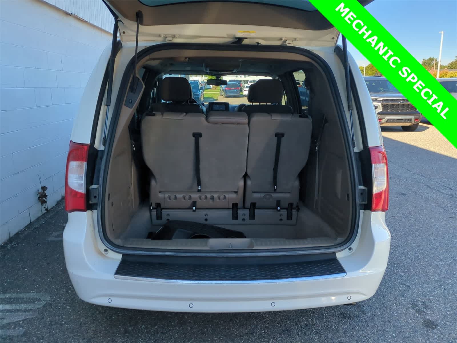 Thumbnail: 2011 Chrysler Town & Country - 33