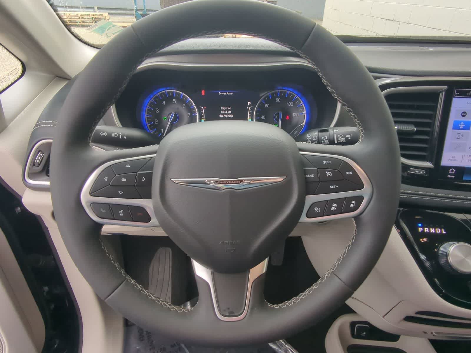 Thumbnail: 2023 Chrysler Pacifica - 22