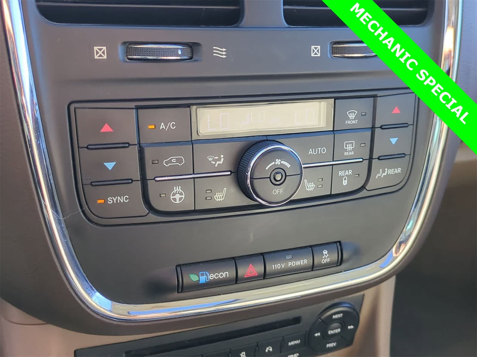 Thumbnail: 2011 Chrysler Town & Country - 30