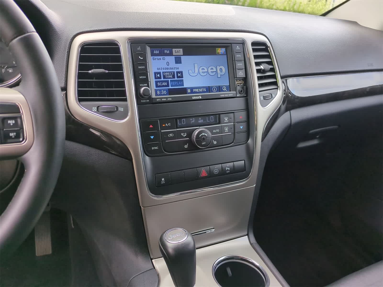 Thumbnail: 2011 Jeep Grand Cherokee - 25