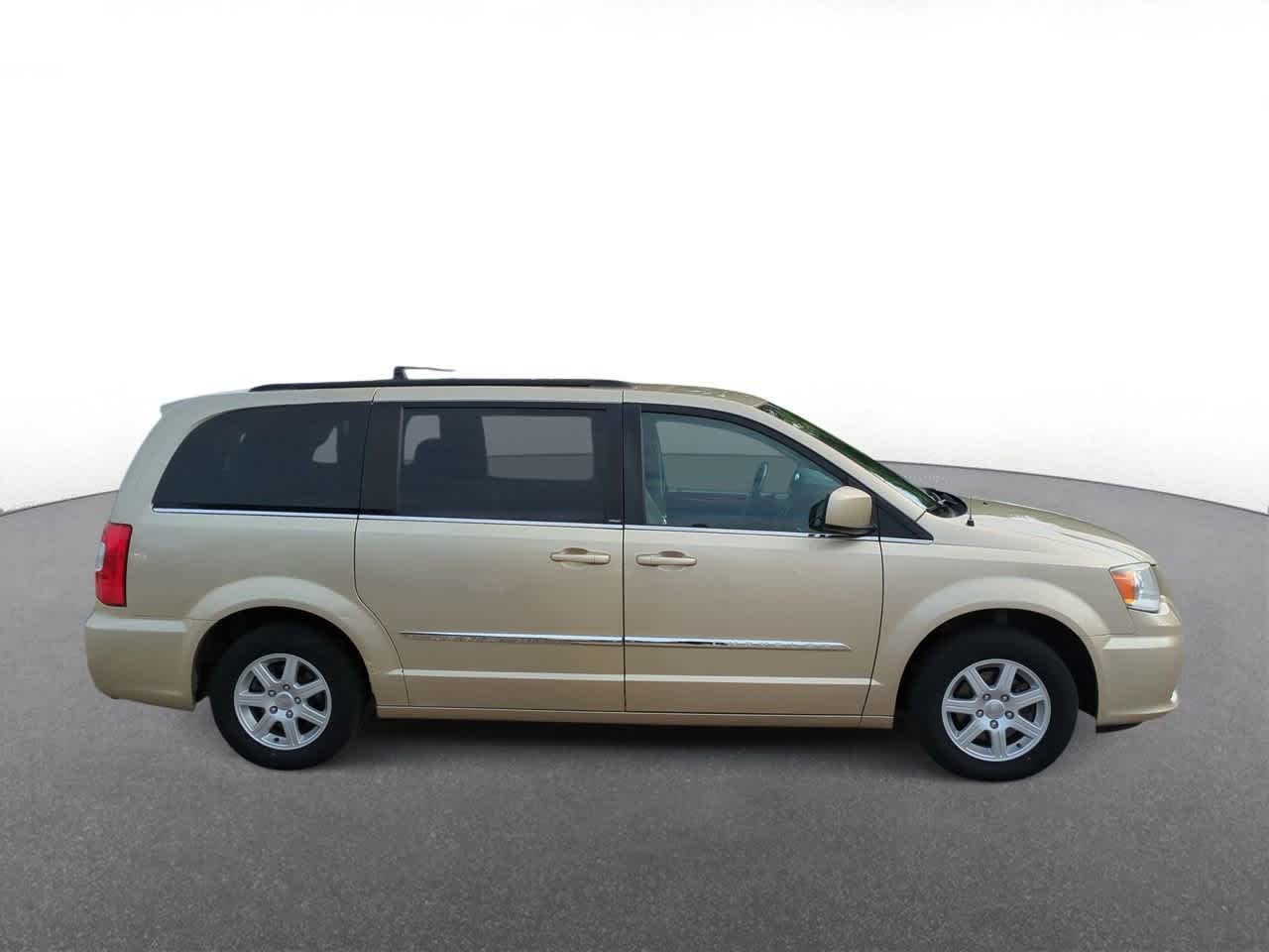 Thumbnail: 2011 Chrysler Town & Country - 9