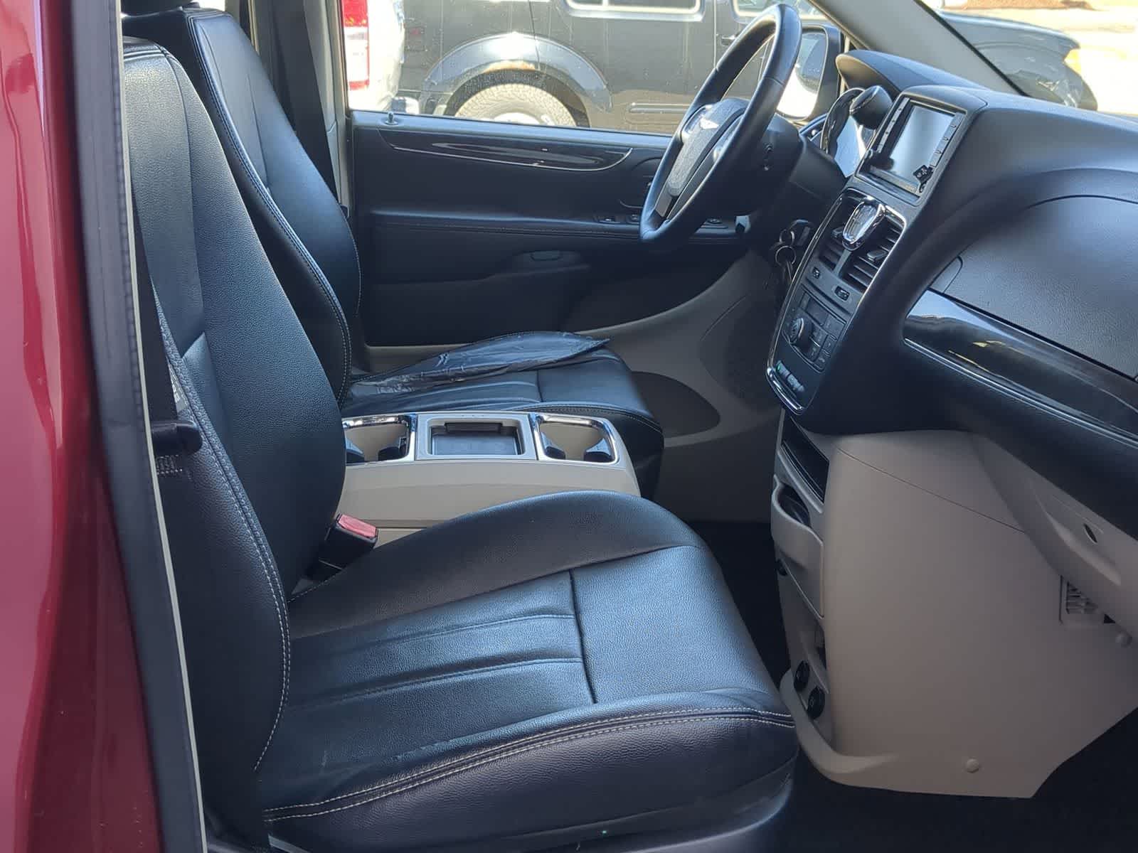 Thumbnail: 2014 Chrysler Town & Country - 21