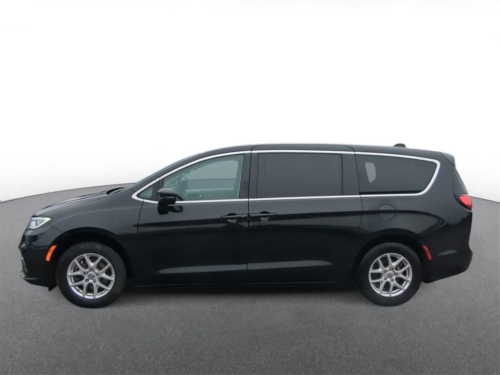 Thumbnail: 2023 Chrysler Pacifica - 5