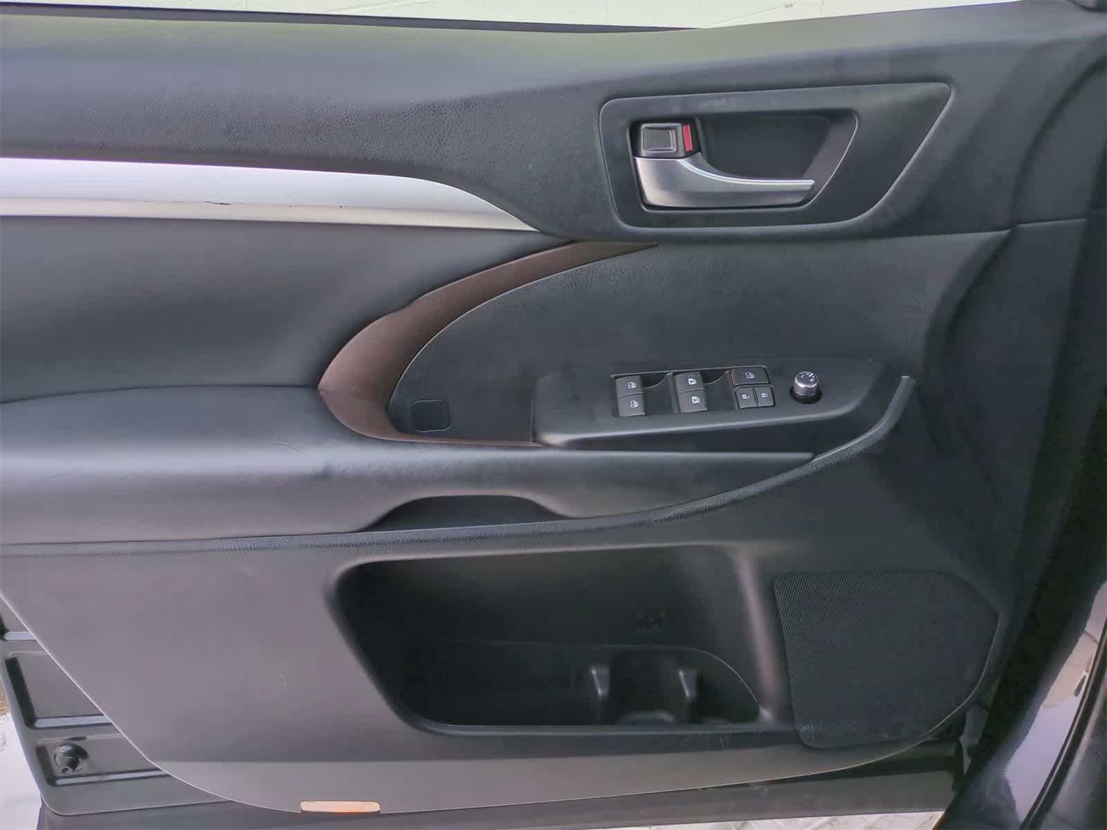 Thumbnail: 2019 Toyota Highlander - 30