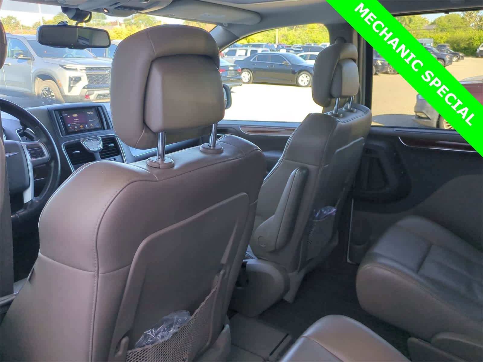 Thumbnail: 2011 Chrysler Town & Country - 17
