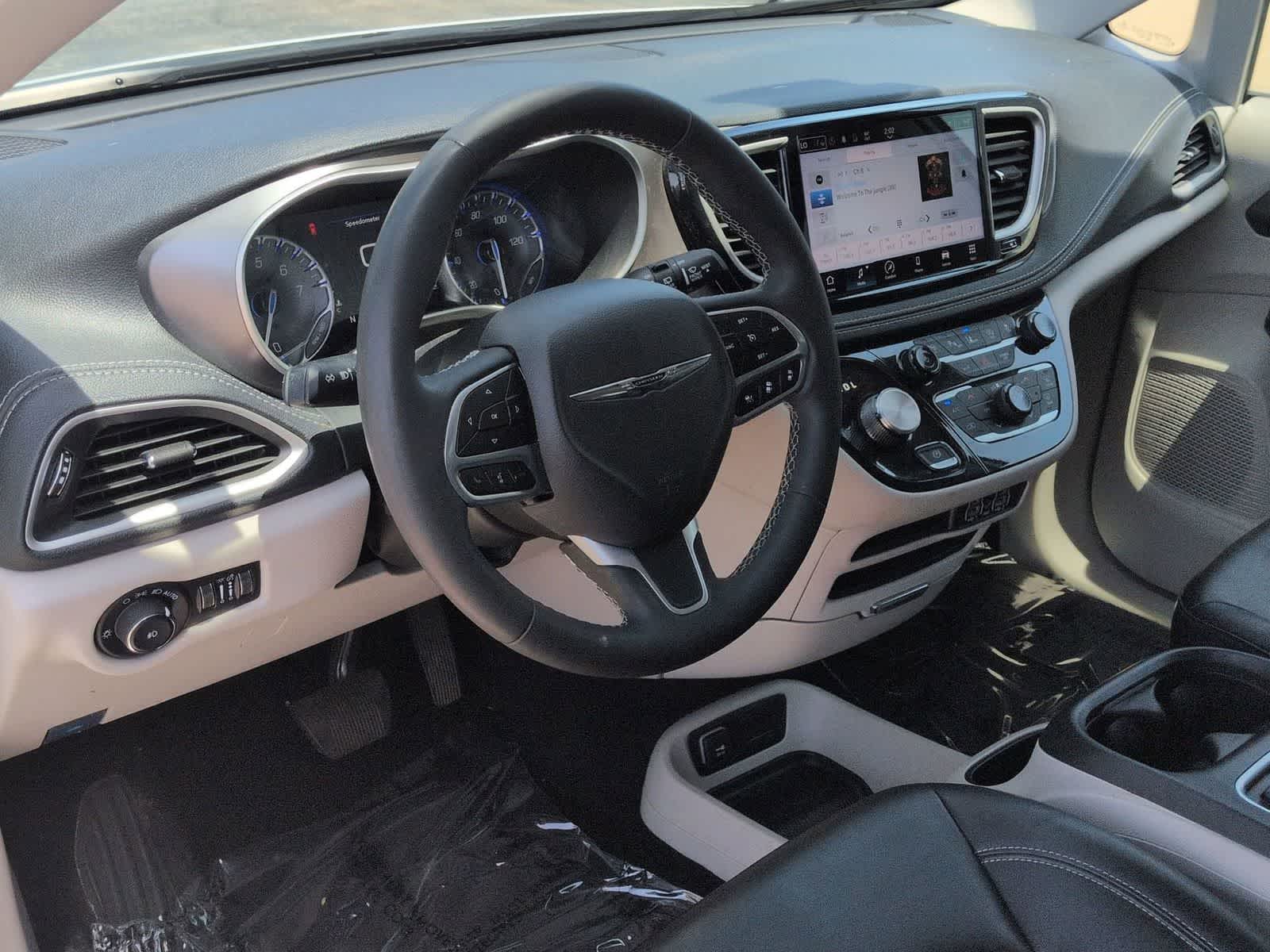 Thumbnail: 2023 Chrysler Pacifica - 10