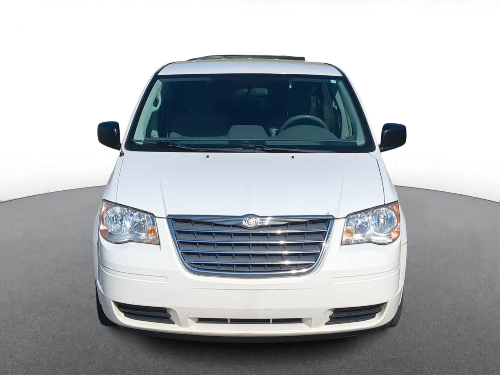 Thumbnail: 2010 Chrysler Town & Country - 3