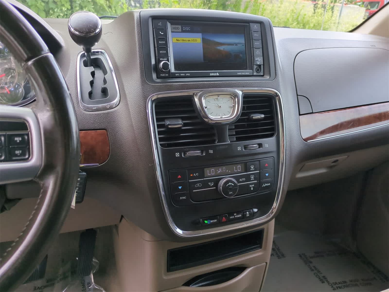 Thumbnail: 2011 Chrysler Town & Country - 23