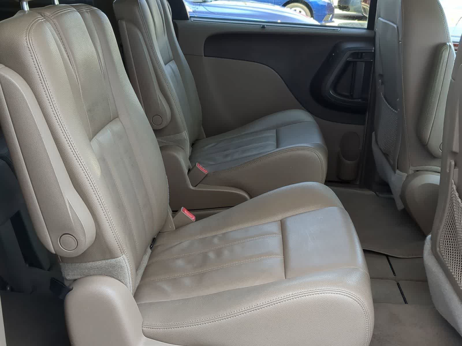 Thumbnail: 2013 Chrysler Town & Country - 20