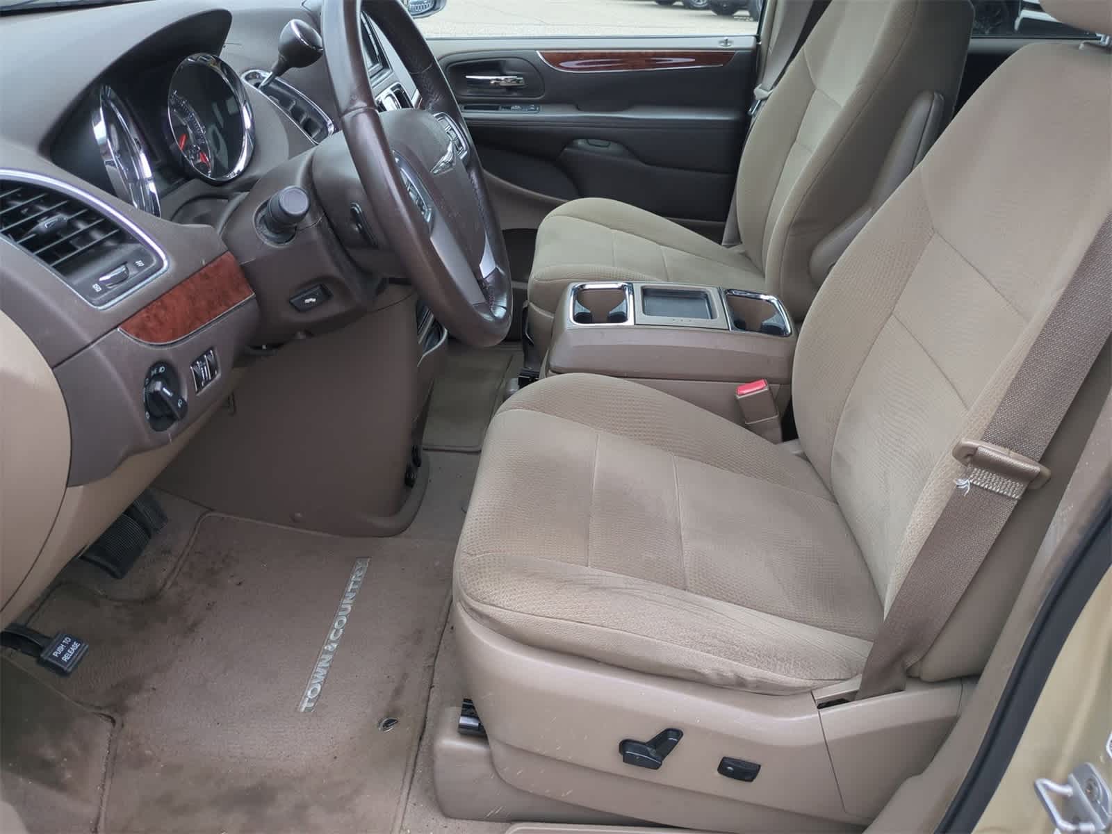 Thumbnail: 2011 Chrysler Town & Country - 14