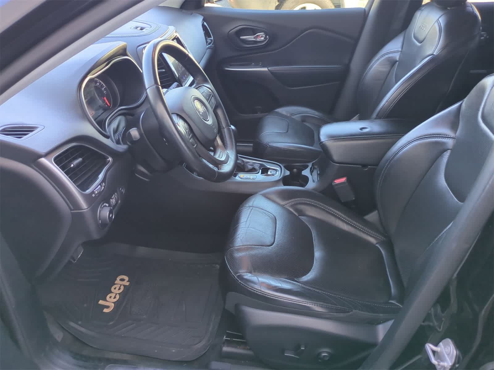 Thumbnail: 2019 Jeep Cherokee - 16