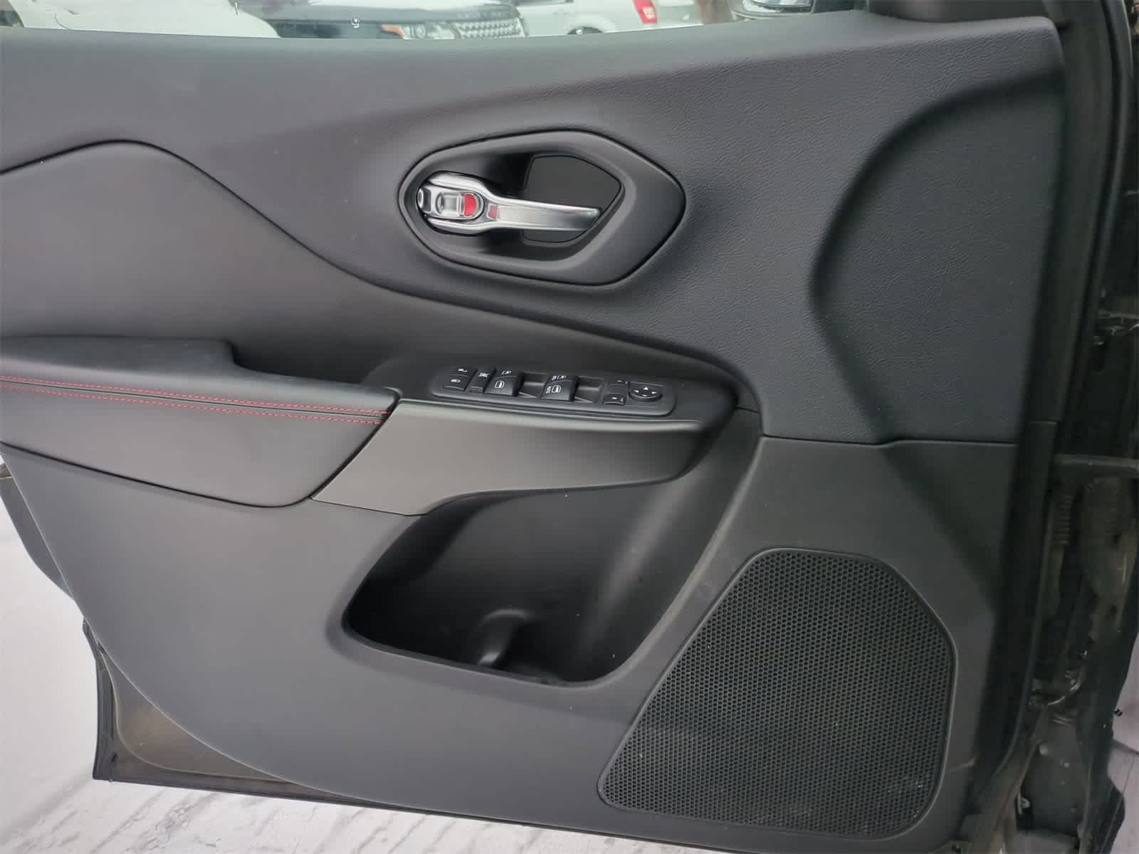 Thumbnail: 2019 Jeep Cherokee - 30