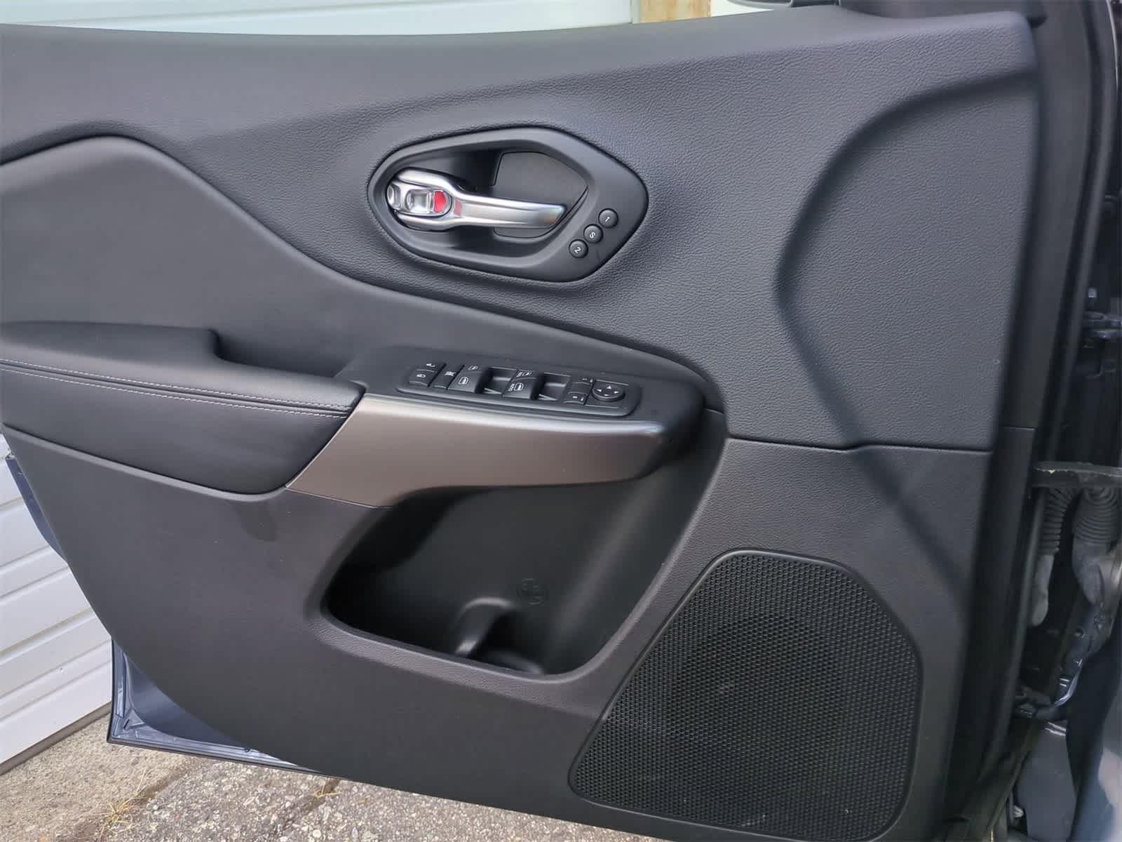 Thumbnail: 2019 Jeep Cherokee - 29