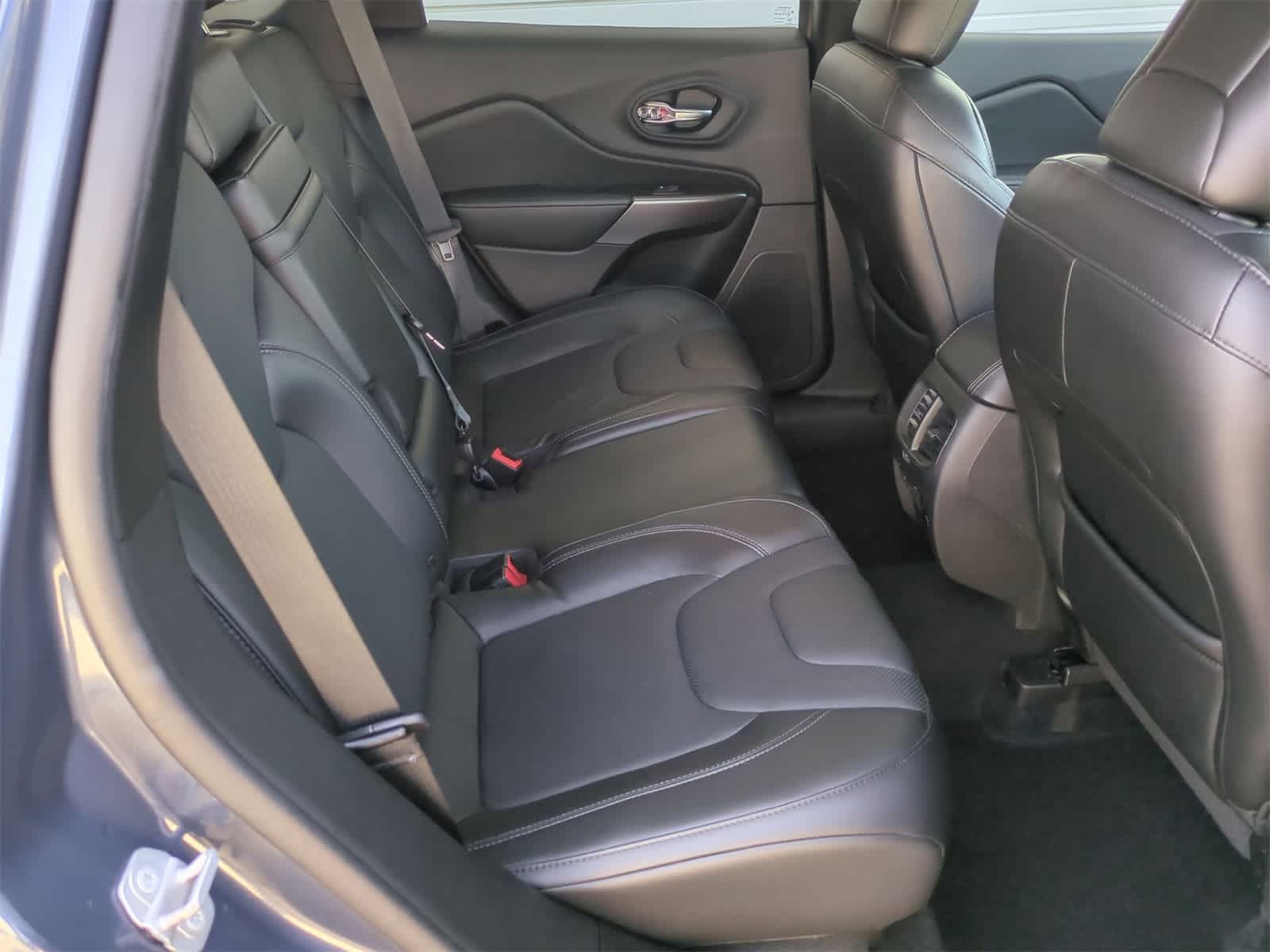 Thumbnail: 2019 Jeep Cherokee - 20