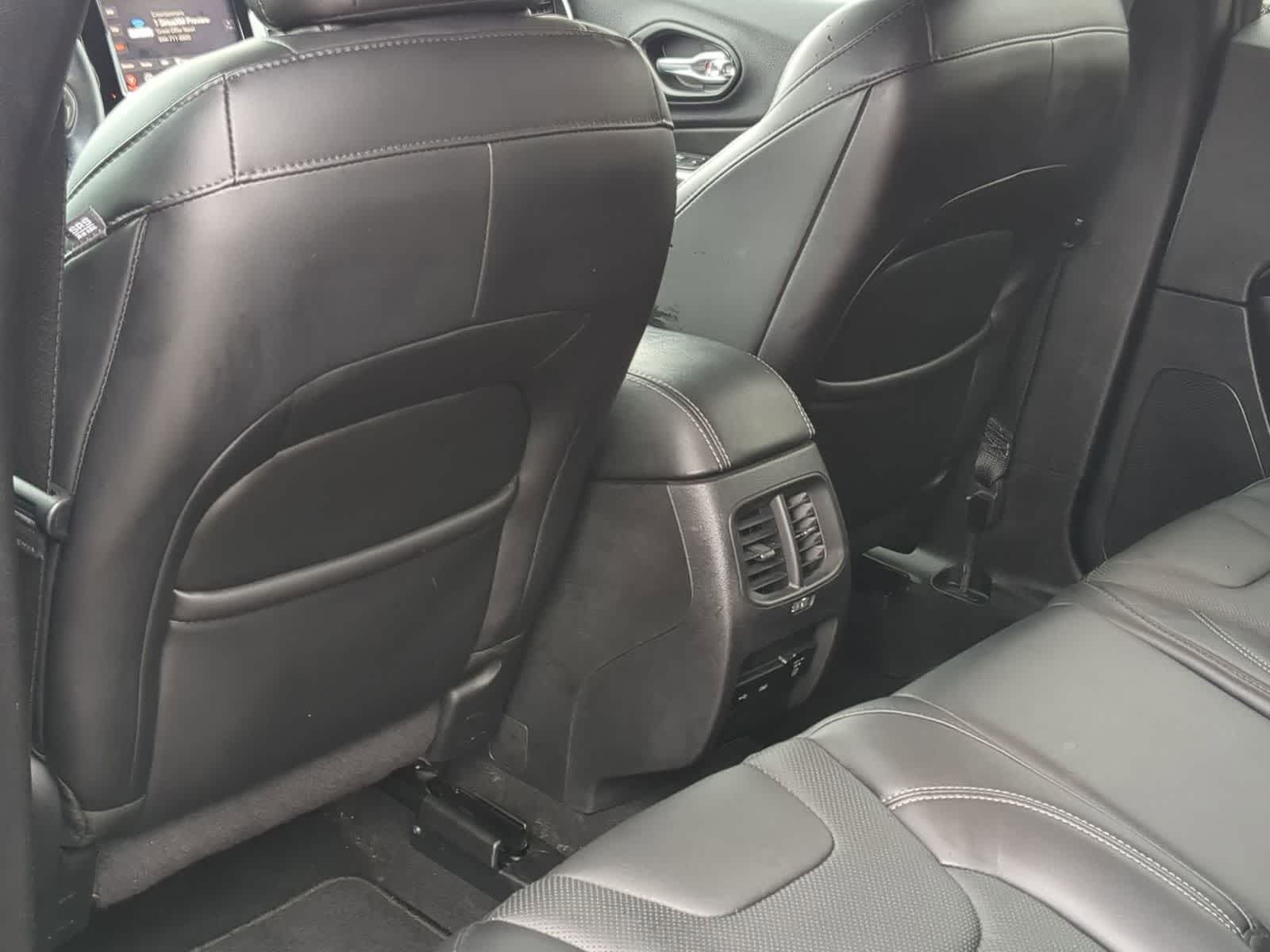 Thumbnail: 2019 Jeep Cherokee - 18