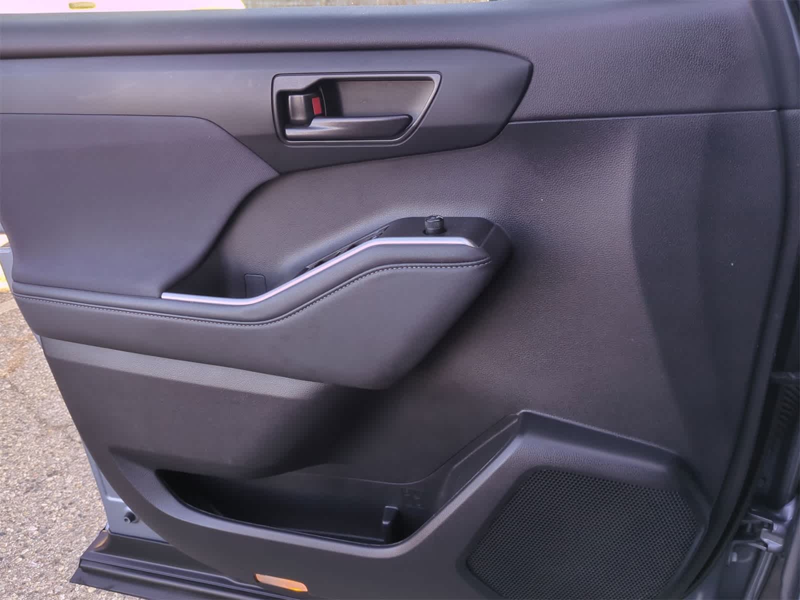 Thumbnail: 2022 Toyota Highlander - 30