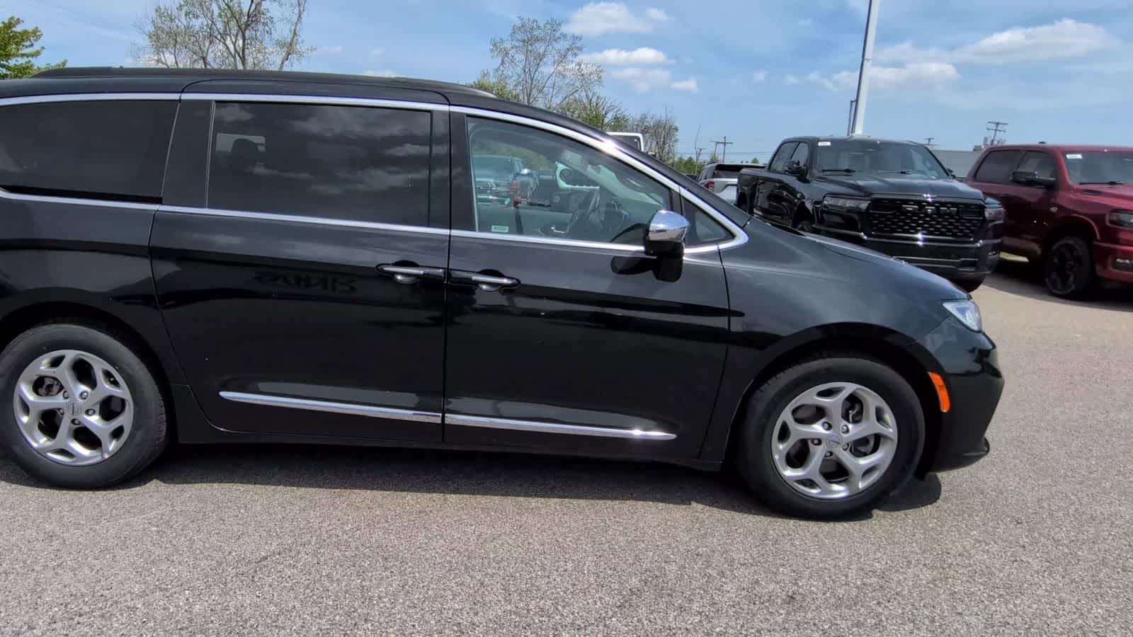Thumbnail: 2023 Chrysler Pacifica - 9