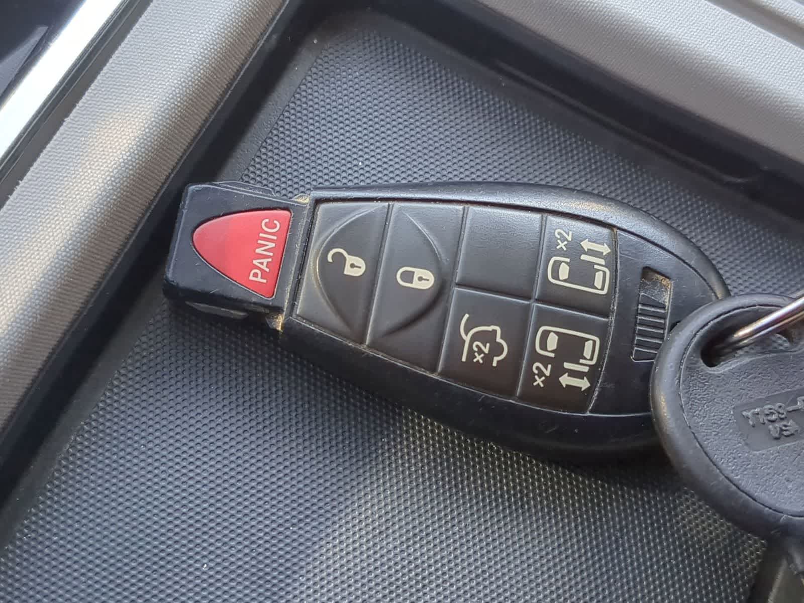 Thumbnail: 2014 Chrysler Town & Country - 31