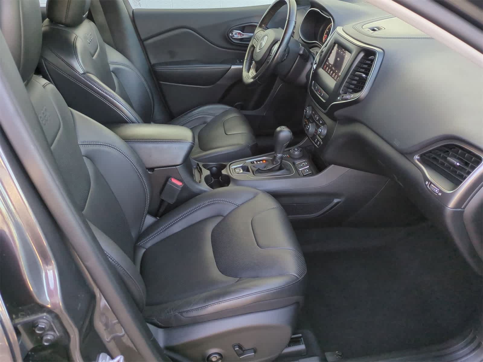 Thumbnail: 2021 Jeep Cherokee - 21