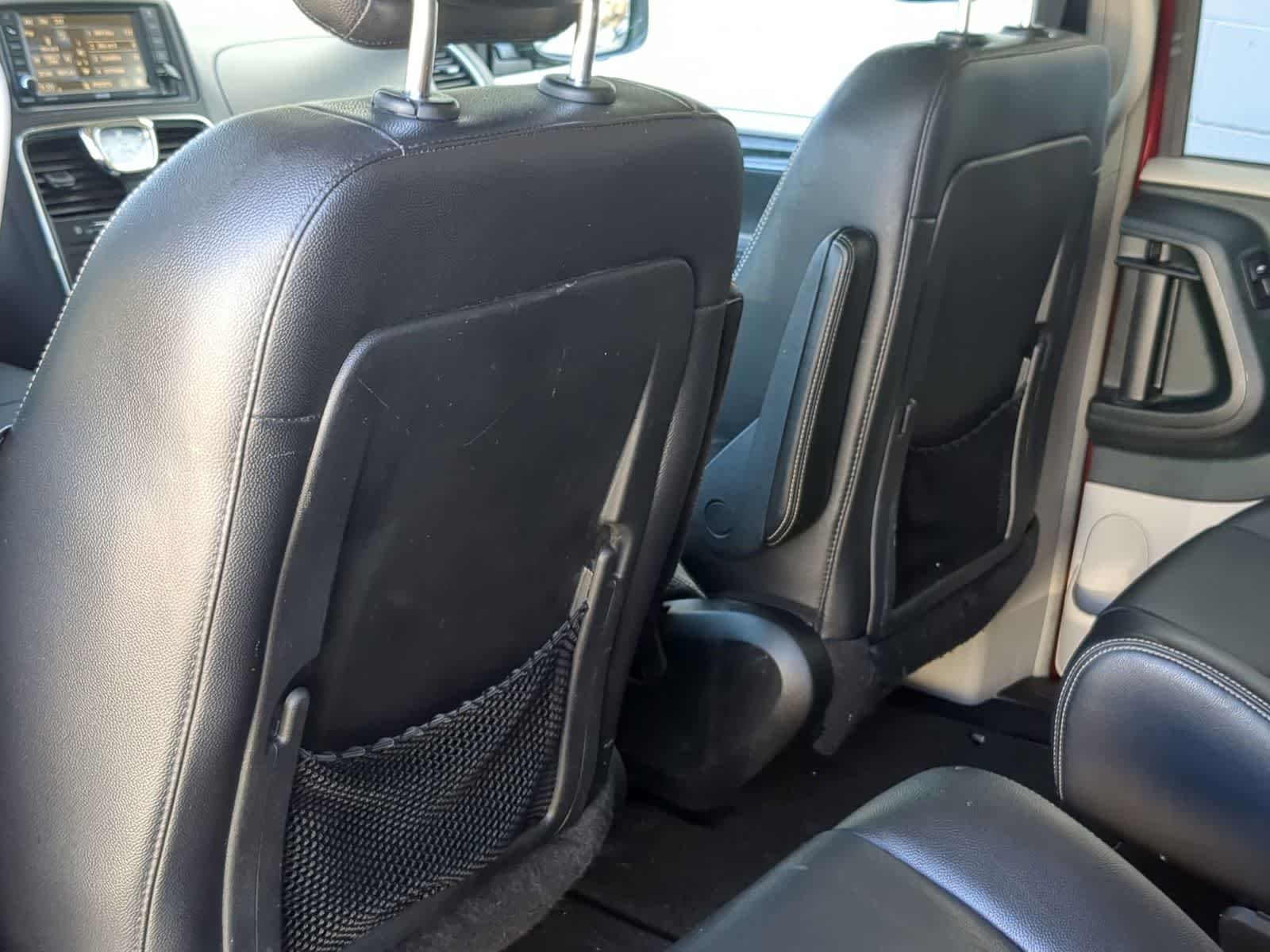 Thumbnail: 2014 Chrysler Town & Country - 18