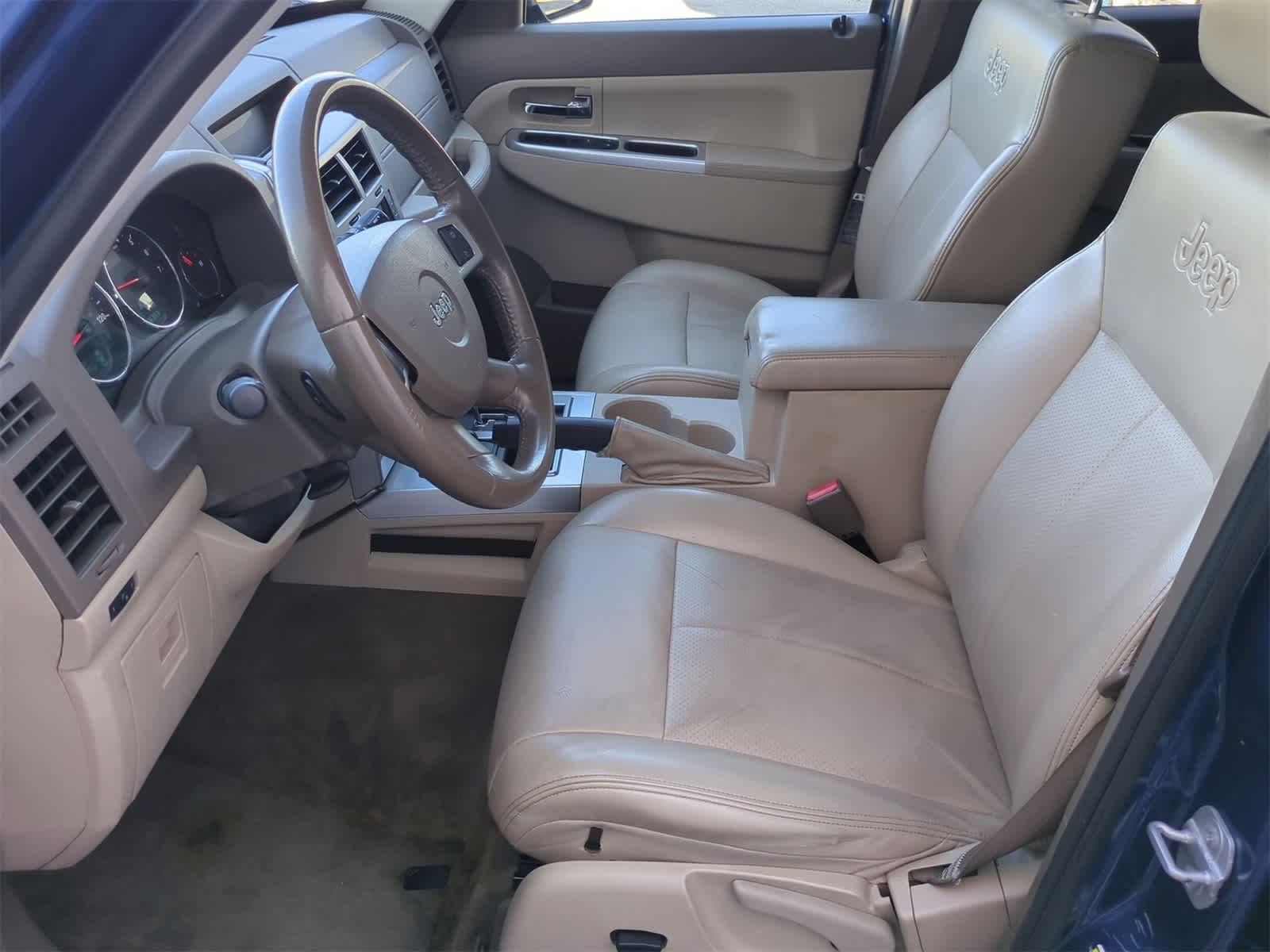 Thumbnail: 2010 Jeep Liberty - 16