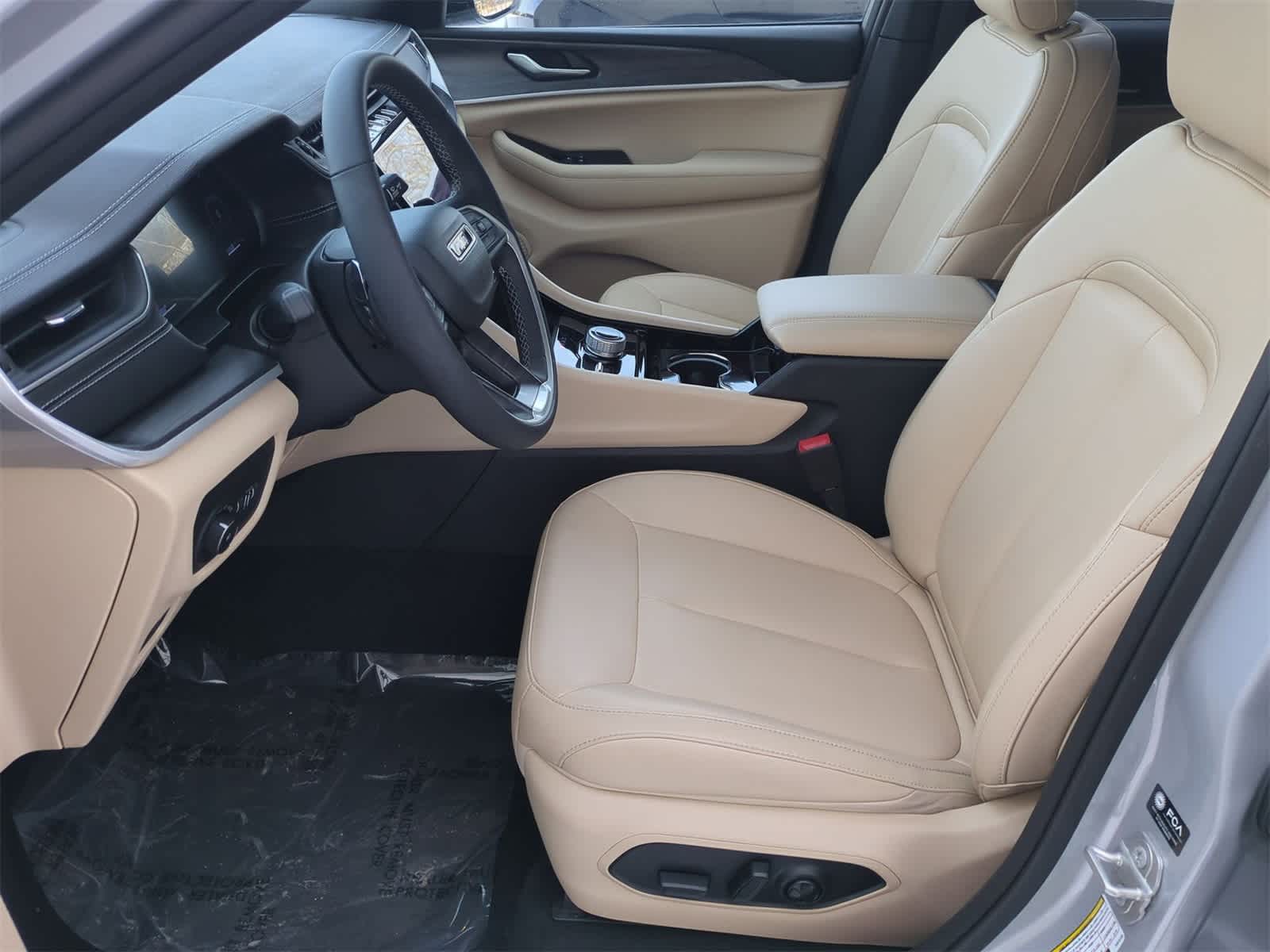 Thumbnail: 2023 Jeep Grand Cherokee - 16