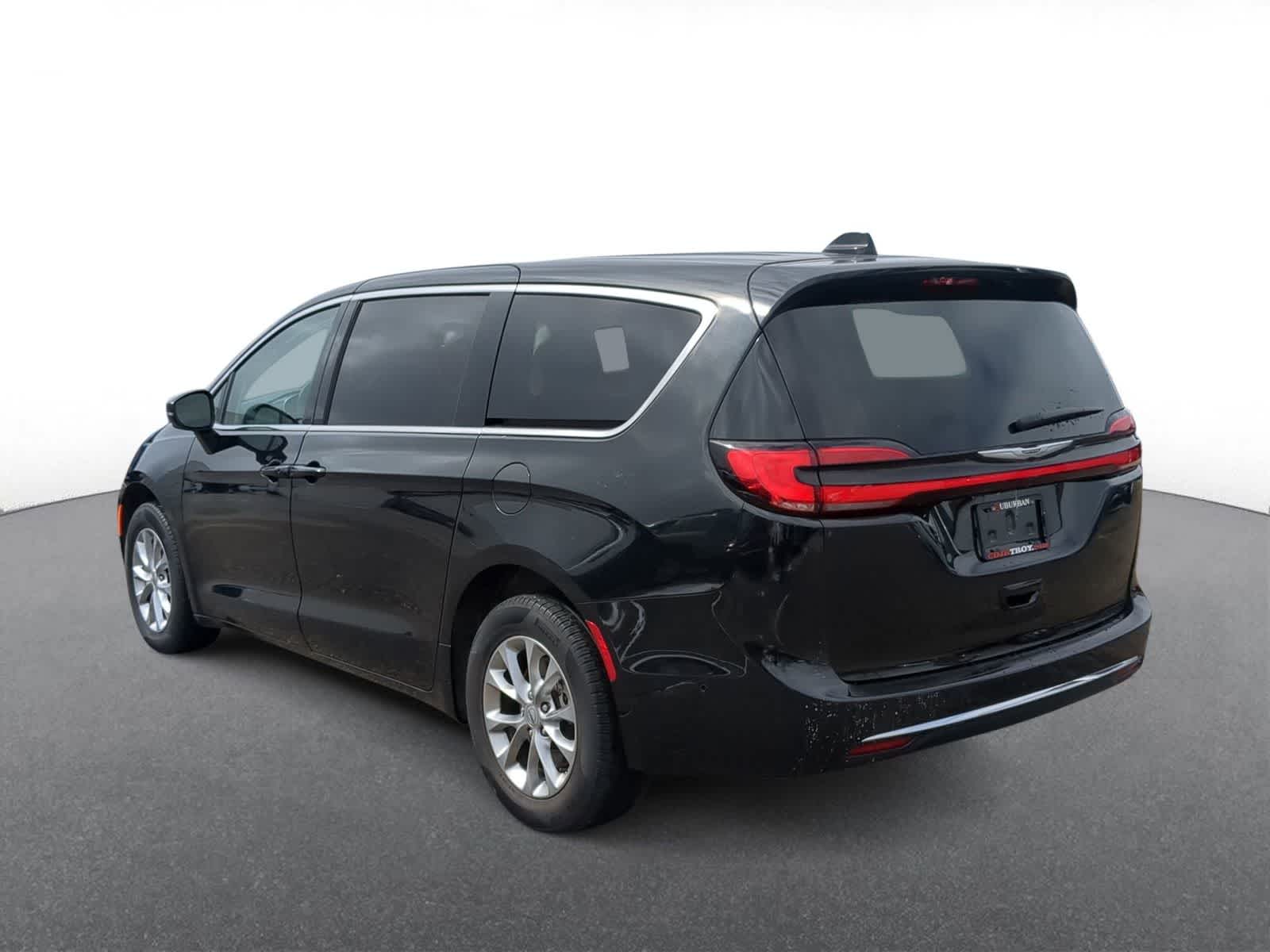 Thumbnail: 2023 Chrysler Pacifica - 6