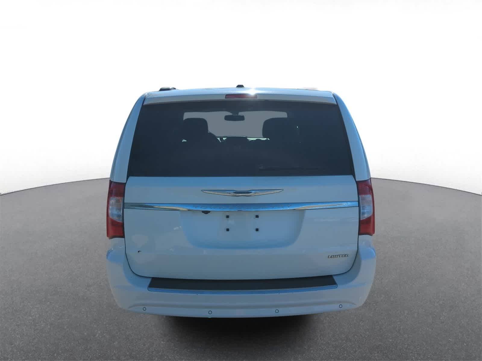 Thumbnail: 2011 Chrysler Town & Country - 7