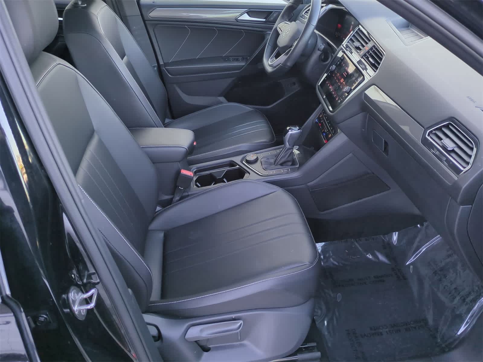 Thumbnail: 2022 Volkswagen Tiguan - 21