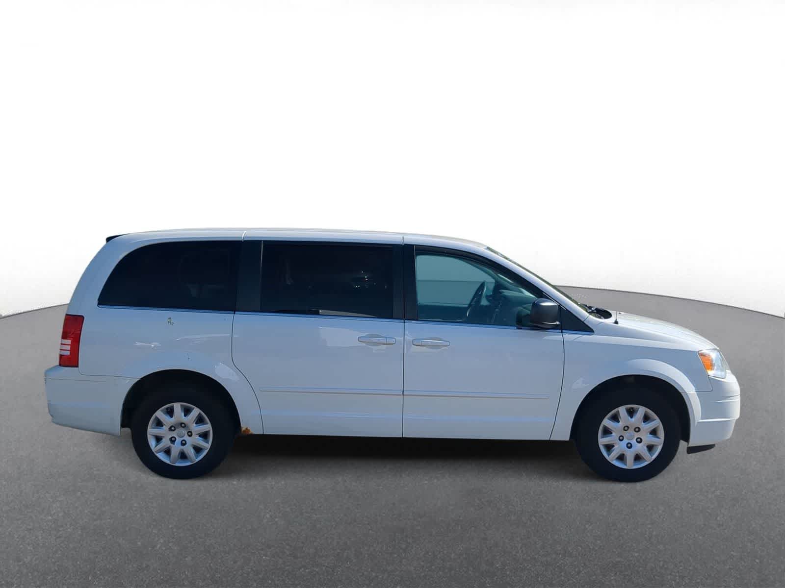 Thumbnail: 2010 Chrysler Town & Country - 9