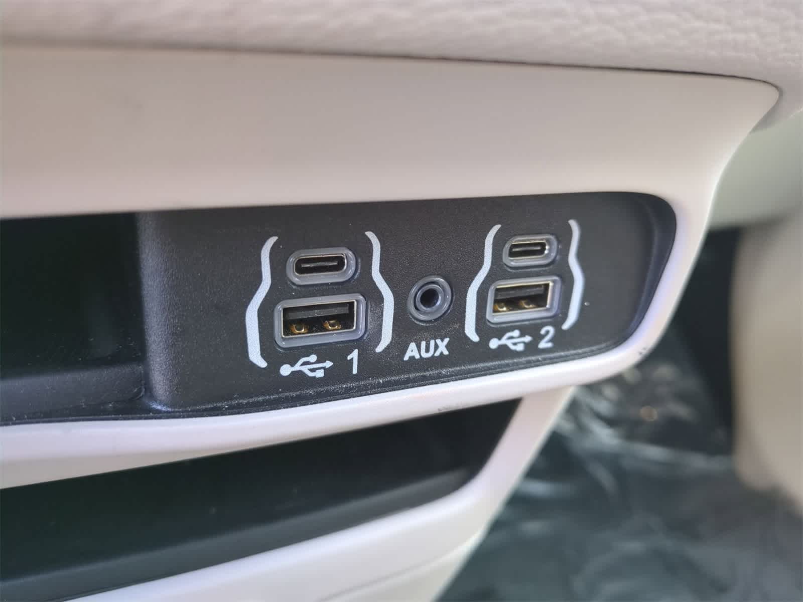 Thumbnail: 2023 Chrysler Pacifica - 31