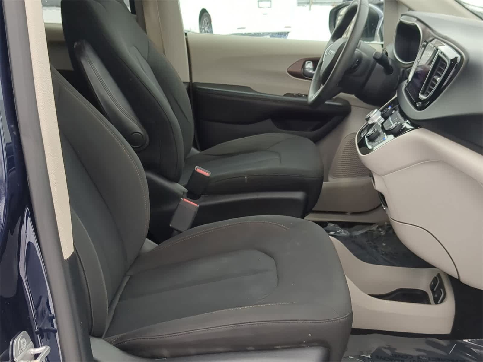 Thumbnail: 2017 Chrysler Pacifica - 30