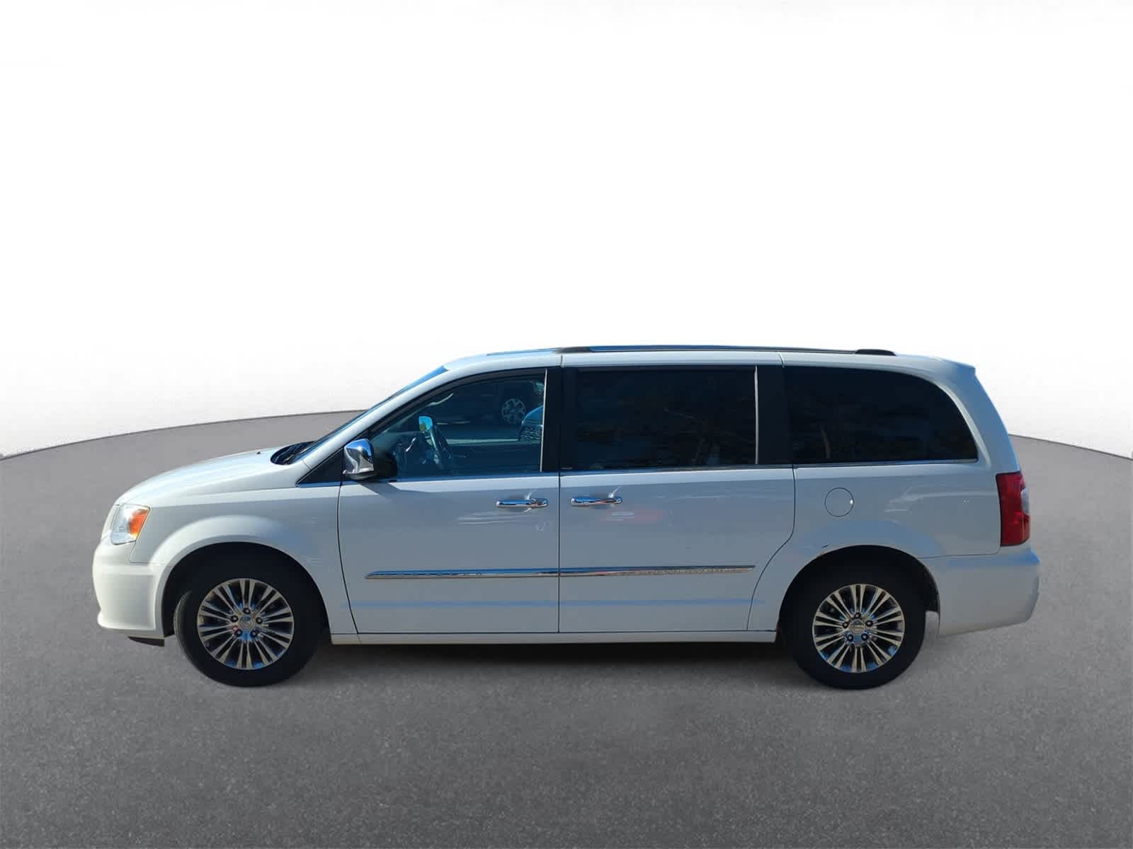 Thumbnail: 2011 Chrysler Town & Country - 5