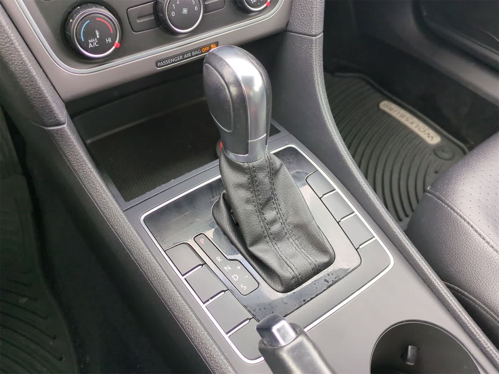 2014 Volkswagen Passat Wolfsburg Edition 25